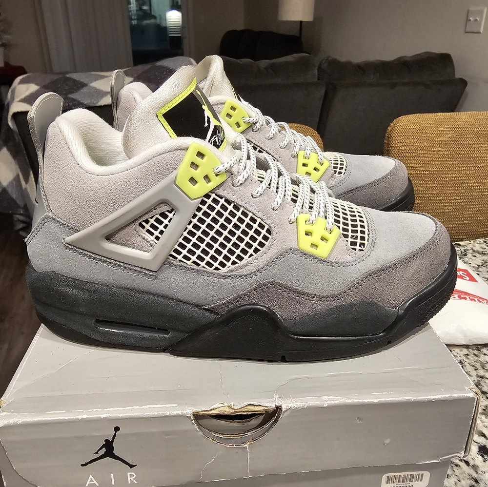 Jordan 4 Neon Vnds Size 5.5
